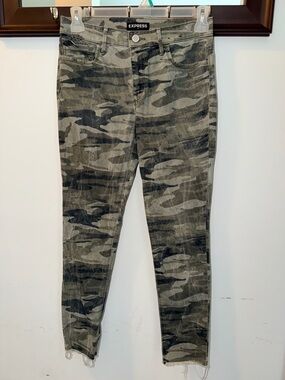 Express Women’s Camo Ankle Legging Mid rise Jeans Size 6